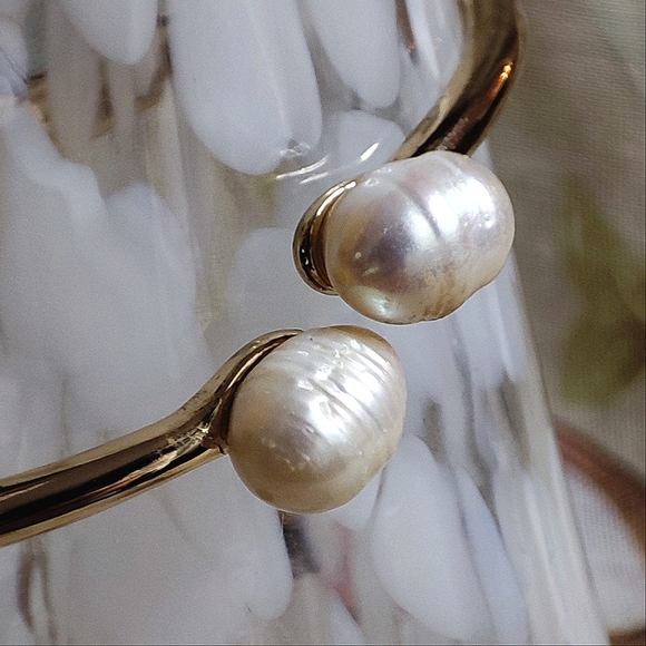 Potato Pearls Pearl Gold Tone NEW Heavy Well Made Clamper Bracelet - Picture 7 of 15